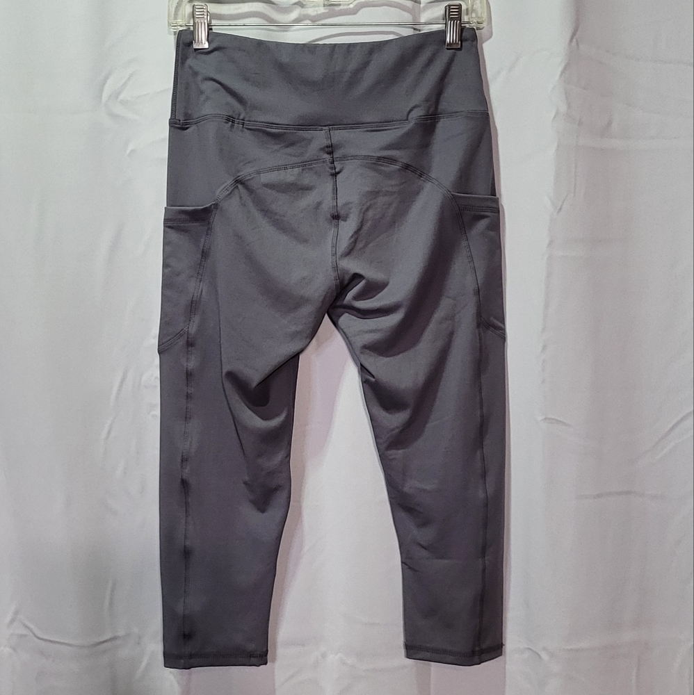 Women's Gray NWOT High Waisted Capri Leggings w/ Pockets Size Medium 🐈 - Picture 6 of 7